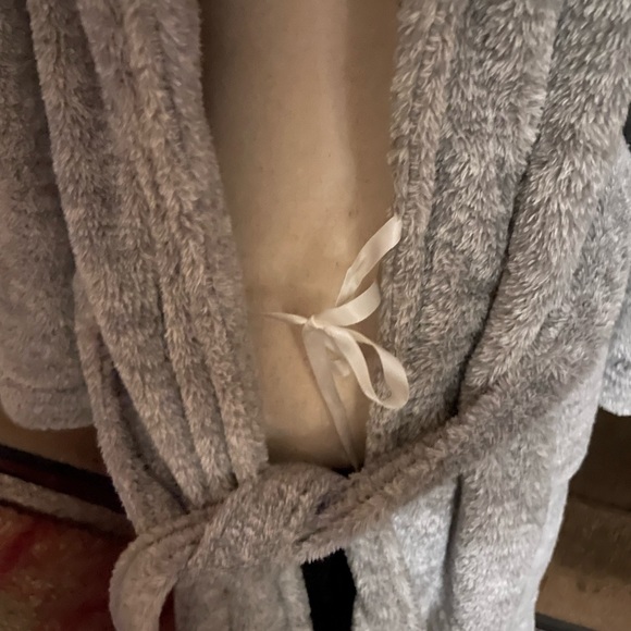 Ambrielle Grey Size Small Plush Bath Robe - Picture 12 of 14